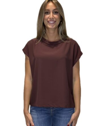 Donna blusa collo cratere